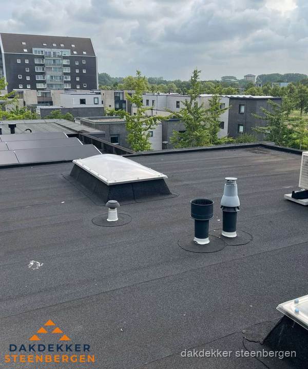 Groot plat dak met lichtkoepel en dakdoorvoeren in Steenbergen Groot plat dak met lichtkoepel en dakdoorvoeren in Steenbergen