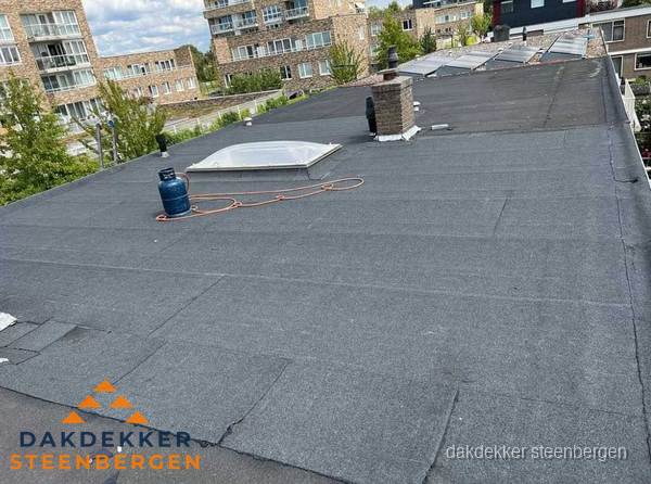Bitumen dakbedekking op plat dak met lichtkoepel en schoorsteen in Steenbergen Bitumen dakbedekking op plat dak met lichtkoepel en schoorsteen in Steenbergen