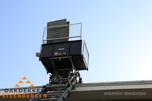 Dakdekkerslift voor materiaal transport bij dakwerkzaamheden in Steenbergen Dakdekkerslift voor materiaal transport bij dakwerkzaamheden in Steenbergen