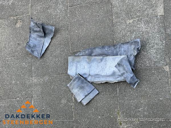 Oude verwijderde loodslabben na vervanging in Steenbergen Oude verwijderde loodslabben na vervanging in Steenbergen