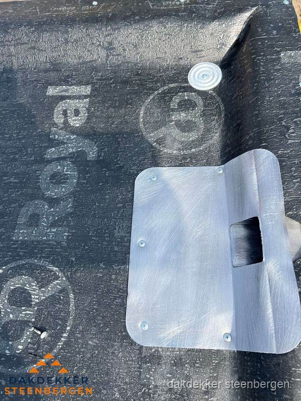 Dakdoorvoer met metalen afvoerplaat op bitumen dak in Steenbergen Dakdoorvoer met metalen afvoerplaat op bitumen dak in Steenbergen
