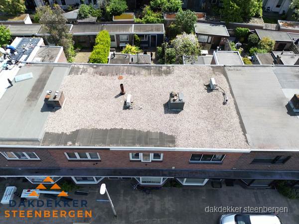 Plat dak met grindballast en dakdoorvoeren in Steenbergen Plat dak met grindballast en dakdoorvoeren in Steenbergen