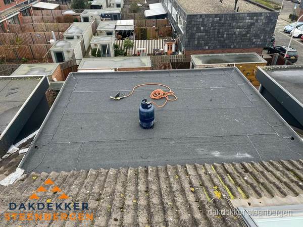 Dakrenovatie afgerond met nieuwe bitumen dakbedekking in Steenbergen Dakrenovatie afgerond met nieuwe bitumen dakbedekking in Steenbergen