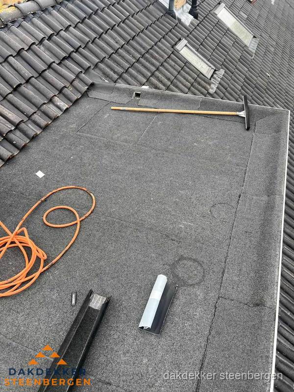 Plat dak reparatie met gereedschap en loodstroken in Steenbergen Plat dak reparatie met gereedschap en loodstroken in Steenbergen